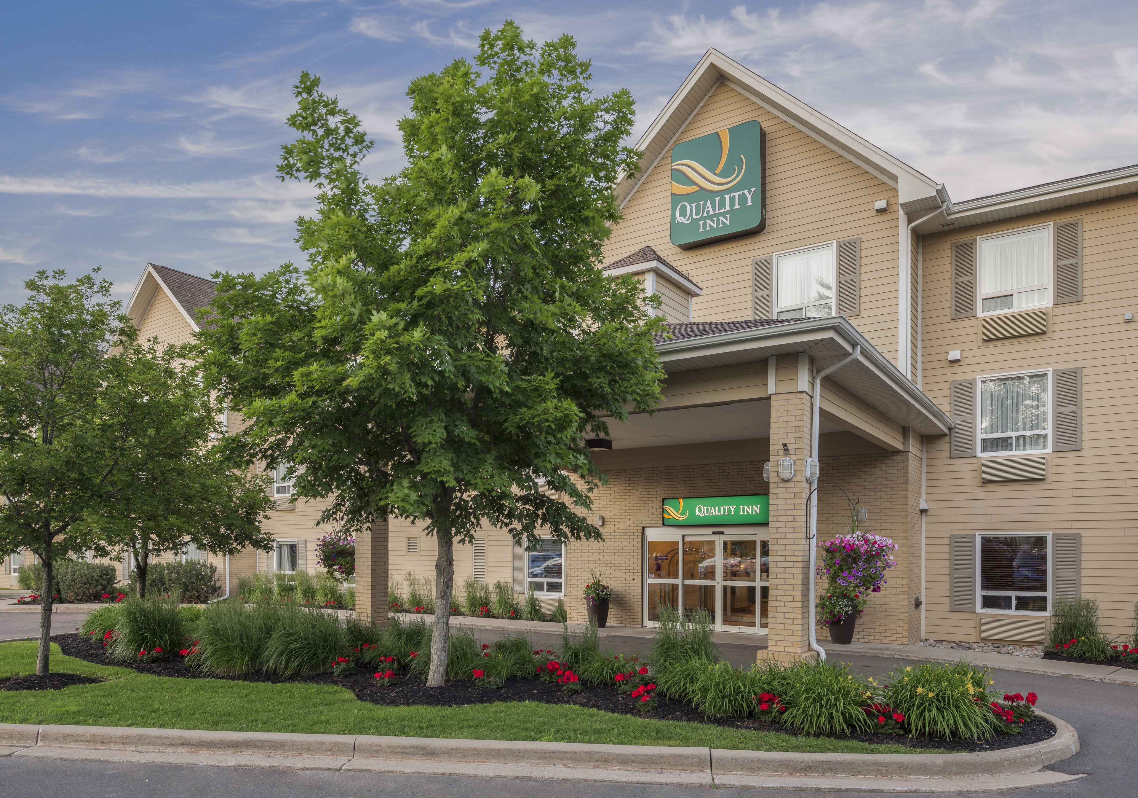 Where to Stay Near Champlain Place: 5 Budget Hotels