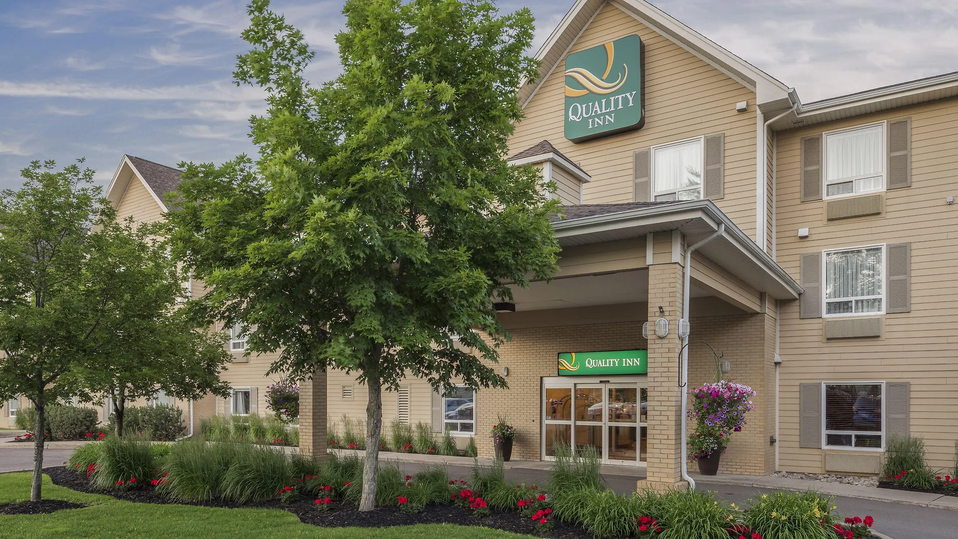 Where to Stay Near Champlain Place: 5 Budget Hotels