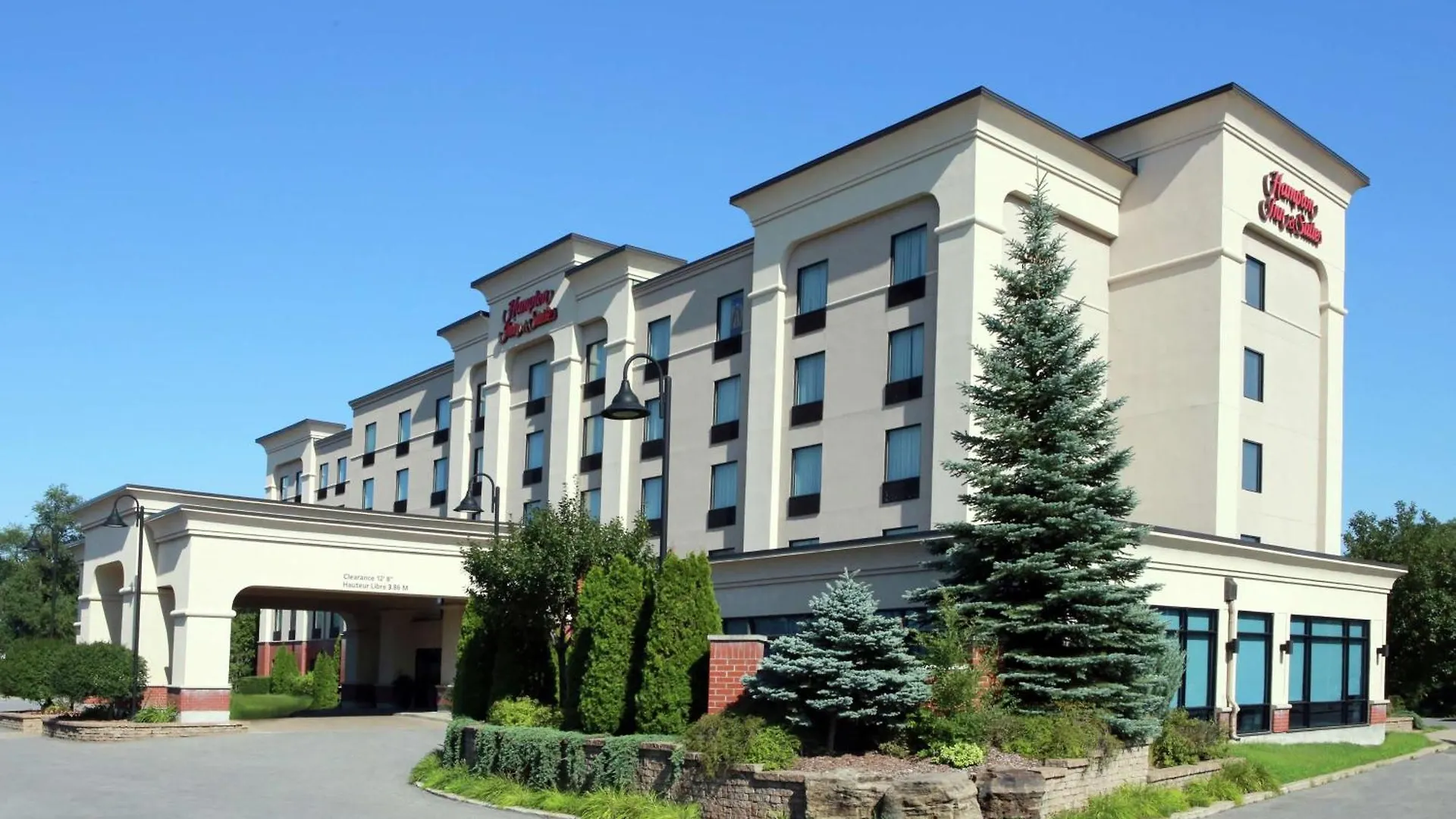 Where to Stay Near Crystal Montreal: 4 Business Hotels Compared